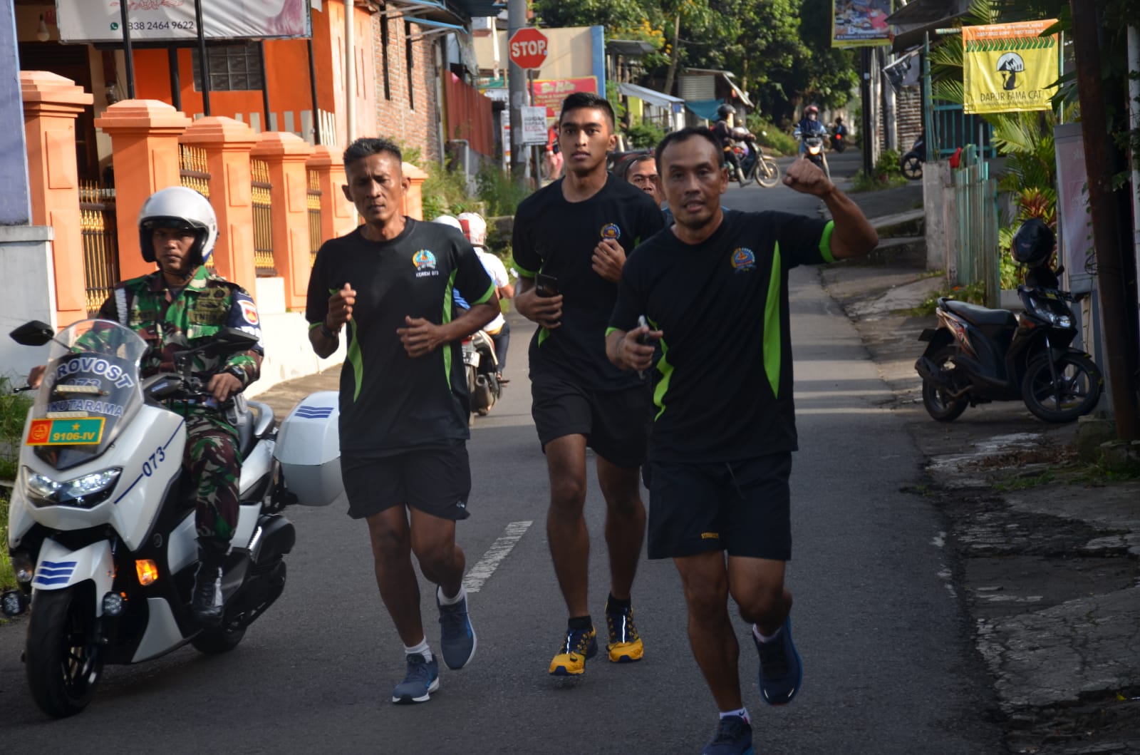 BINA FISIK, PRAJURIT DAN PNS KOREM 073/MAKUTARAMA LAKSANAKAN OLAHRAGA BERSAMA